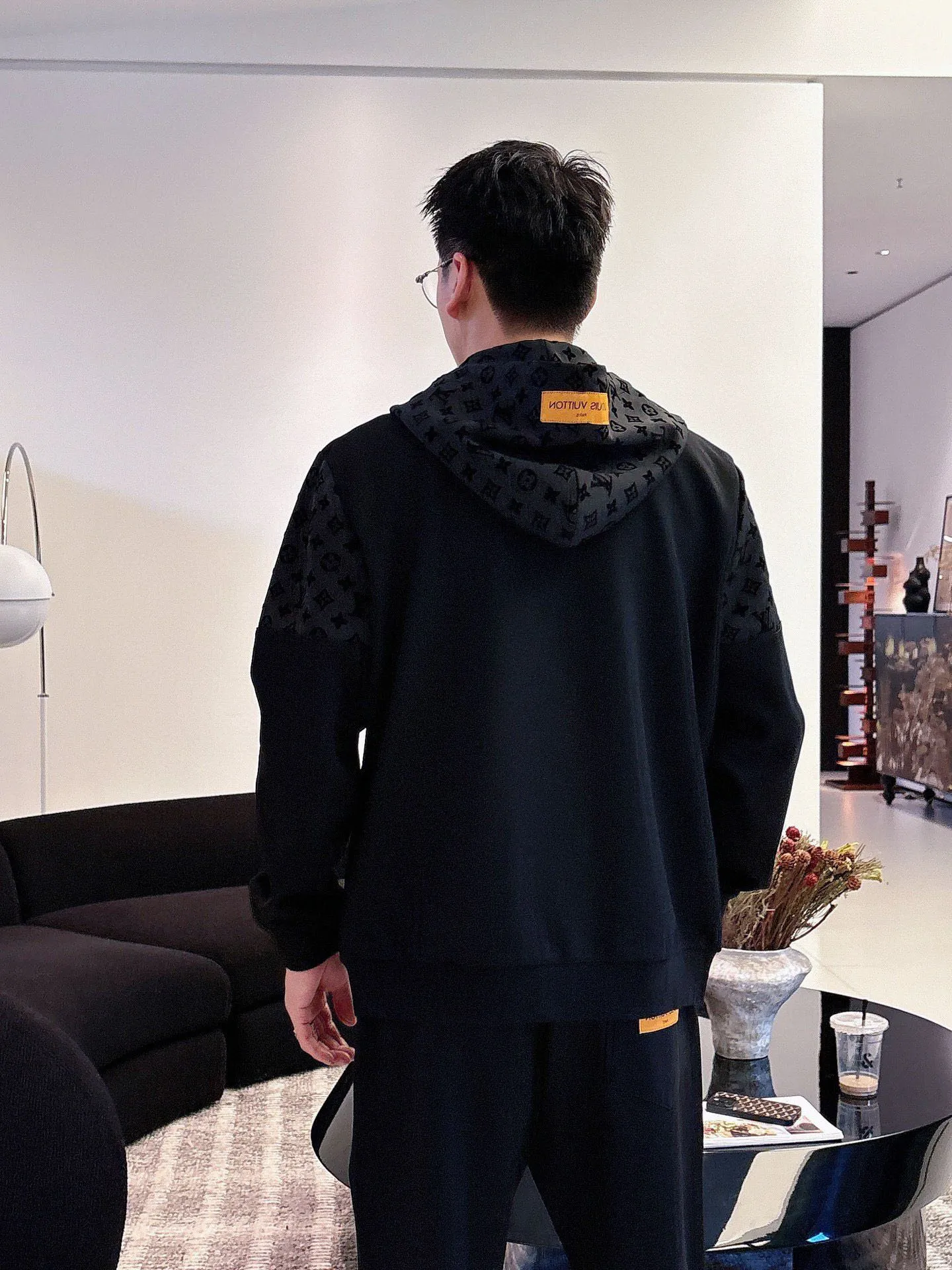 [LV Louis Vuitton] Hot-selling suit is coming. Focus on the original version of the official website. 2025 new hot-selling cardigan and sweatshirt suit. The original order is the best 🇭🇰. It is the meticulous work of top designers. It has a fitting and perfect upper body effect. All-natural high-quality Tencel Roman cotton 100%, close-fitting comfort, noble and elegant! Original hardware embodies elegance and nobility! Counter size: M-3XL (maximum wear up to 190 pounds)